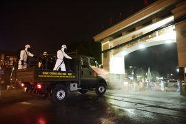 10 xe đặc chủng của Quân đội khử khuẩn toàn bộ Bệnh viện Bạch Mai