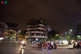 Hà Nội bước vào cao điểm chống Covid-19, nhiều người vẫn thích ra đường chơi