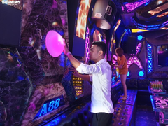 Ảnh: Đóng cửa ngăn Covid-19, nhiều nhà hàng, quán karaoke tranh thủ khử khuẩn