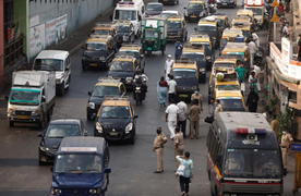 Covid-19: Đi bộ 200 km về quê, người đàn ông Ấn Độ chết gục bên đường