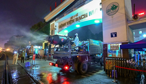 Ảnh: Gần 70 chiến sĩ phun khử trùng tiêu độc toàn bộ Bệnh viện Bạch Mai 
