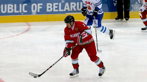 Tổng thống Belarus chơi khúc côn cầu, khuyên dân 'không cần sợ' Covid-19