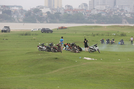 Hàng trăm người tụ tập ăn uống, vui chơi tại chân cầu Vĩnh Tuy bất chấp lệnh cấm