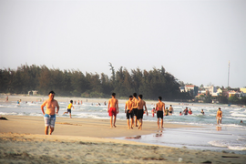 Dịch Covid-19: Dân Quảng Ngãi vẫn nườm nượp kéo xuống biển tắm