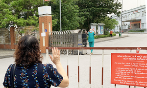 Cuộc gặp ngắn ngủi, cách gần chục mét qua hàng rào cách ly của vợ chồng bác sĩ