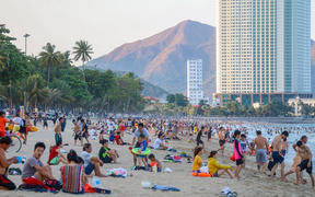 Bãi biển Nha Trang đông nghẹt người giữa mùa dịch Covid-19