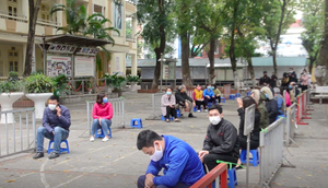 Video: Dân Hà Nội xếp hàng dài chờ xét nghiệm nhanh Covid-19