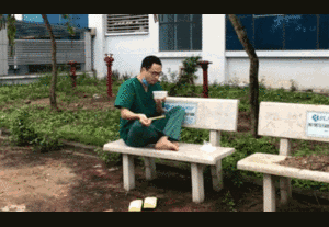 Những hình ảnh đời thường xúc động của y bác sĩ tuyến đầu chống dịch Covid-19