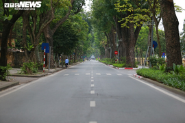 Đường phố Hà Nội vắng tanh trong ngày đầu cách ly toàn xã hội