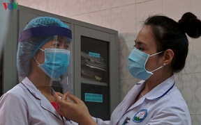 Nữ điều dưỡng mất 10 phút 'tự chế' mũ bảo hộ y tế ngăn giọt bắn