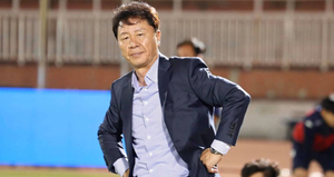 HLV Chung Hae Seong: 'Vượt qua dịch Covid-19 là ưu tiên hàng đầu lúc này'