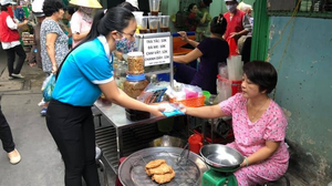 Những câu chuyện sẻ chia ấm lòng giữa mùa dịch Covid-19