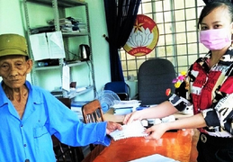 Cụ ông 85 tuổi chống gậy vượt 4 km ủng hộ 200.000 đồng chống dịch Covid-19