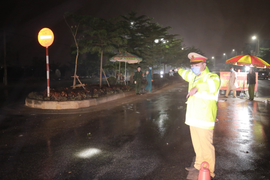 Ảnh: CSGT Bắc Ninh dầm mưa suốt đêm kiểm soát dịch Covid -19