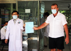 Bệnh nhân người Anh mắc Covid-19 ra viện, cảm ơn bác sĩ bằng tiếng Việt