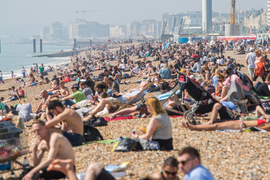 Covid-19: Hơn 3.000 người tụ tập tắm nắng, công viên tại Anh đóng cửa