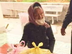 Chống dịch Covid-19: Xúc động với món quà đặc biệt của các cụ bà cao tuổi