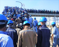 Covid-19: Hàng nghìn công nhân Hòa Phát – Dung Quất chen chúc nhau qua cổng