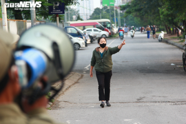 Cán bộ phường bắc loa kêu gọi dân Thủ đô không tập thể dục, hạn chế ra khỏi nhà