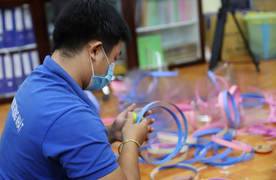 Ảnh: Cán bộ phường thức đêm làm hàng nghìn mũ bảo hộ phòng Covid-19