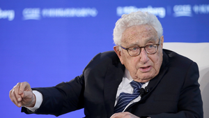 Cựu Ngoại trưởng Kissinger: 'Mỹ không thể một mình đánh bại Covid-19' 
