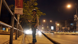 Video: Công nhân môi trường trắng đêm làm sạch đường phố Hà Nội giữa mùa dịch