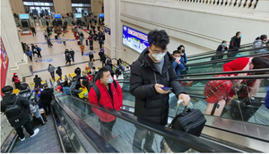 Dỡ bỏ phong tỏa, hàng nghìn người đổ xô ra ga tàu rời Vũ Hán