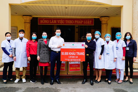 Trao 5 vạn khẩu trang y tế cho các y bác sỹ chống dịch COVID-19