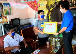 Cậu học trò mổ heo đất ủng hộ 2 triệu đồng chống dịch COVID-19