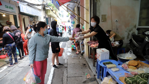 Video: UBND phường kẻ vạch vôi, ngăn tiếp xúc gần trong Phố cổ Hà Nội