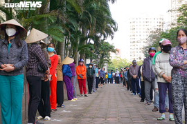 Dòng người xếp hàng tại siêu thị 0 đồng dành cho người nghèo đầu tiên Hà Nội