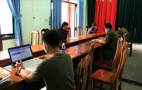 Mặc lệnh cấm tụ tập, hơn 20 con bạc sát phạt giữa rừng keo