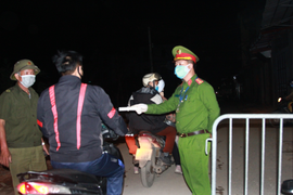 Phát cơm, khẩu trang giúp người nghèo ấm lòng vượt đại dịch COVID-19