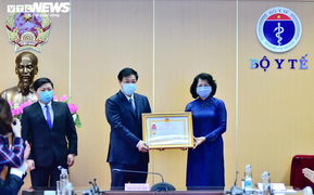 Bệnh viện Bệnh Nhiệt đới Trung ương nhận Huân chương Lao động hạng Ba