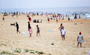 Xuống nhóm nguy cơ thấp, Quảng Nam vẫn tiếp tục cấm tắm biển