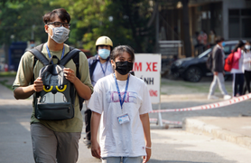 Đi học lại, học sinh ngỡ ngàng vì ghế đá hóa 'ghế cô đơn', bàn học có vách ngăn