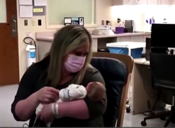 Giây phút cặp vợ chồng mắc COVID-19 lần đầu gặp 2 con mới sinh sau 3 tuần