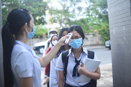 Đi học lại, học sinh ngỡ ngàng vì ghế đá hóa 'ghế cô đơn', bàn học có vách ngăn