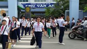 Đi học lại, học sinh ngỡ ngàng vì ghế đá hóa 'ghế cô đơn', bàn học có vách ngăn