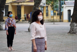 Đi học lại, học sinh ngỡ ngàng vì ghế đá hóa 'ghế cô đơn', bàn học có vách ngăn