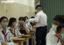 Đi học lại, học sinh ngỡ ngàng vì ghế đá hóa 'ghế cô đơn', bàn học có vách ngăn