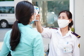 Đi học lại, học sinh ngỡ ngàng vì ghế đá hóa 'ghế cô đơn', bàn học có vách ngăn