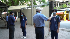 Đi học lại, học sinh ngỡ ngàng vì ghế đá hóa 'ghế cô đơn', bàn học có vách ngăn