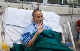 Bệnh nhân 19 mắc COVID-19 nặng phục hồi kỳ diệu, vẫy tay chào bác sĩ