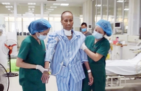 Bệnh nhân 19 tay chân linh hoạt tập đi sau hơn 2 tháng tưởng không qua khỏi