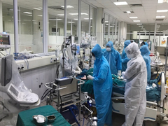 Phi công người Anh phải lọc máu, bơm rửa màng phổi