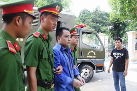 Giang '36' cùng giám đốc doanh nghiệp vây xe chở công an lãnh 4 năm tù