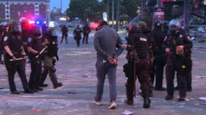 Cảnh sát Mỹ bắn chết nam thanh niên đang quỳ gối ở California