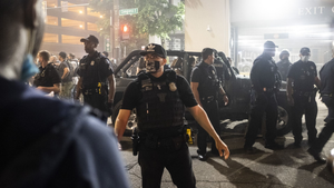 Cảnh sát Mỹ bắn chết nam thanh niên đang quỳ gối ở California