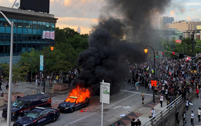 Cảnh sát Mỹ bắn chết nam thanh niên đang quỳ gối ở California